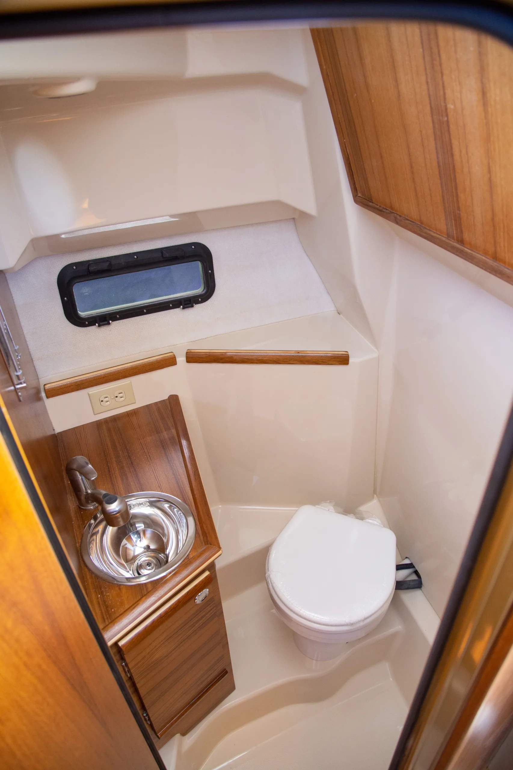 Ranger Tugs R 25 Interior 1